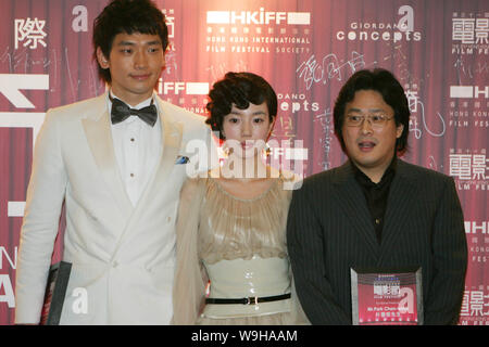 Sud regista coreano Park Chan wook (a destra), l'attrice Lim Soo-jung (centro) e cantante pioggia (sinistra) partecipare ad una conferenza stampa per promuovere il loro nuovo film Foto Stock