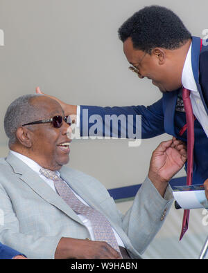 Henry Louis 'Hank' Aaron, Hall of Famer che ha avuto 755 corse a casa di carriera è morto a 86 anni. Presentato qui al 2019 MLB Cooperstown HOF con Pedro Martinez Foto Stock