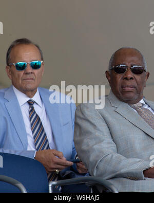 Henry Louis 'Hank' Aaron, Hall of Famer che ha avuto 755 corse a casa di carriera è morto a 86 anni. Presentato qui al 2019 MLB Cooperstown HOF con Joe Torre Foto Stock