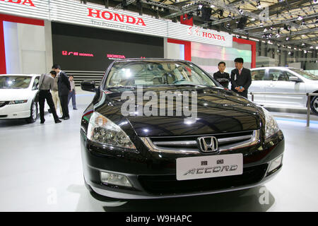 La foto del file del 21 aprile 2005 mostra ai visitatori cinesi che hanno visto una vettura Honda Accord in una fiera di Shanghai. Guangzhou Honda, l'impresa giapponese c Foto Stock