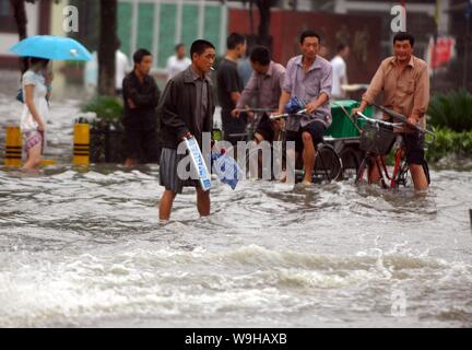 I residenti locali sulle strade allagate nella città di Xiangfan, porcellane centrale provincia di Hubei 14 luglio 2007. Più di 400 persone sono state uccise e oltre 100 Foto Stock