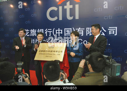 (Da sinistra a destra)Richard Stanley, Presidente della Citibank (Cina) Co. Ltd e Fang Xinghai, Vice Direttore della Shanghai Municipal Government Financial Foto Stock