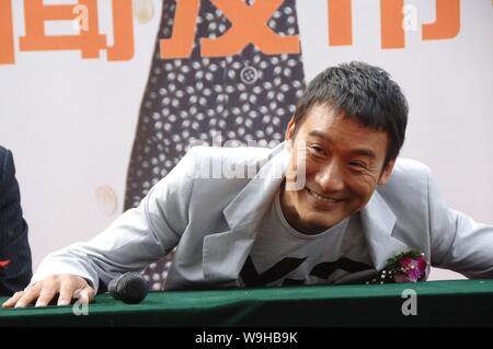 Hong Kong protagonista Tony Leung sorrisi durante un ambiente campagna di protezione in Xian, Northwest Chinas provincia di Shaanxi,22 aprile 2007 Foto Stock