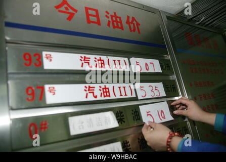 Un lavoratore cinese cambia la visualizzazione dei prezzi della benzina in una stazione di benzina in Nanjing East Chinas provincia dello Jiangsu, 1 novembre 2007. La Cina ha sollevato i compressori GA Foto Stock