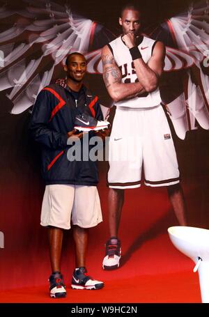 La superstar NBA Kobe Bryant dei Los Angeles Lakers mostra la sua Nike Sport scarpe durante un incontro con i tifosi a Shanghai 8 settembre 2007. Kobe Bryant un Foto Stock