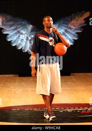 La superstar NBA Kobe Bryant dei Los Angeles Lakers allenatori cinesi gli appassionati di basket durante un incontro con i tifosi a Shanghai 8 settembre 2007. Kobe Br Foto Stock