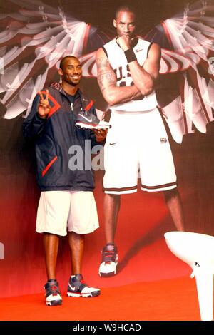 La superstar NBA Kobe Bryant dei Los Angeles Lakers mostra la sua Nike Sport scarpe durante un incontro con i tifosi a Shanghai 8 settembre 2007. Kobe Bryant un Foto Stock