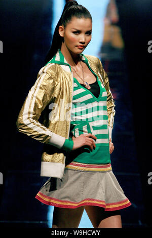 Modello cinese Mo Wandan visualizza la creazione di Jin Hui Sportswear Autunno/Inverno 2007-08 raccolta durante il decimo Cina Fashion Week di Pechino, 20 Foto Stock