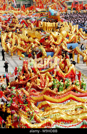 Gli artisti locali eseguire dragon dance durante un carnevale come una parte del XXV Luoyang Peonia Festival in Luoyang, porcellane centrale provincia di Henan, 10 aprile Foto Stock