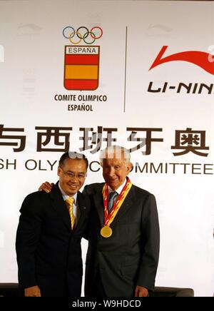 Li Ning, sinistra, ex olimpica cinese campionessa di ginnastica e di presidente di Li Ning Company Limited, pone con ex Comitato internazionale olimpico ( Foto Stock