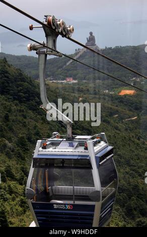 Vista di una Skyrail di Ngong Ping 360 funivie come il Big Buddha a Po Lin Monastero Buddist è visto in background in Lantau Island, Hong Kong 30 Ago Foto Stock