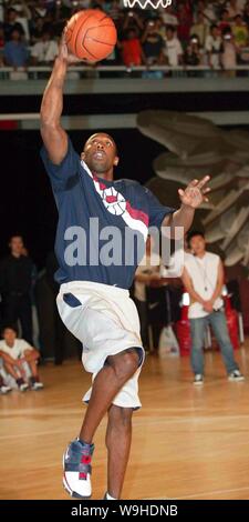 La superstar NBA Kobe Bryant dei Los Angeles Lakers allenatori cinesi gli appassionati di basket durante un incontro con i tifosi a Shanghai 8 settembre 2007. Kobe Br Foto Stock
