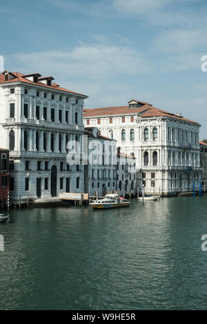 Il palazzo in un angolo e Ca' Pesaro sul Grand Canal, Venezia Foto Stock