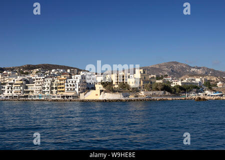 Karpathos island - Il lungomare di Pigadia villaggio nel giorno di estate, il mare Egeo, isole Dodecanesi, Grecia Foto Stock