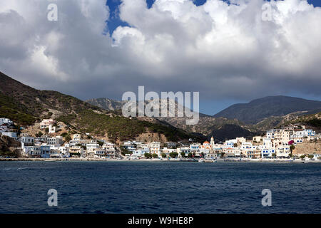 Karpathos island - Il lungomare di Diafani villaggio tradizionale nel giorno di estate, il mare Egeo, isole Dodecanesi, Grecia Foto Stock
