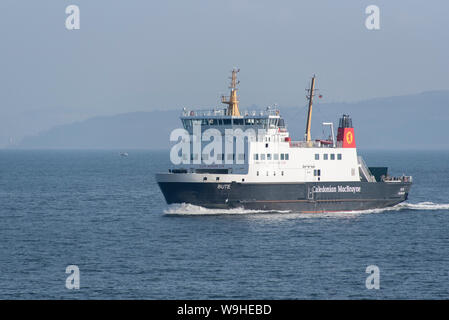 Un traghetto CalMac operanti sul Rothesay a Wemyss Bay crossing. Foto Stock