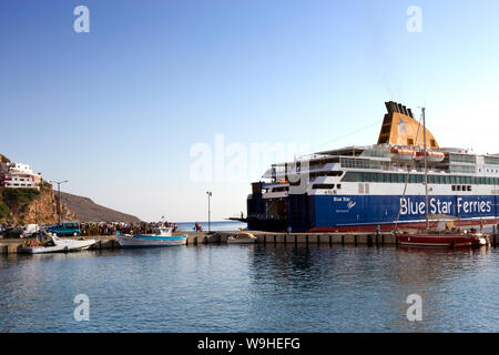 Tilos Island, Grecia - 23 settembre 2018. Passeggeri attendere il traghetto Blue Star Ferries sul modo in Livadi porto. Tilos si trova a metà strada tra Kos e Foto Stock