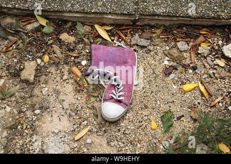 Un vecchio perso scarpa rosa Foto Stock