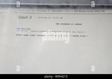 Avviso al di fuori del Vecchio Bailey notificando che Stephen Yaxley-Lennon alias Tommy Robinson è dovuta a comparire in tribunale 2 sotto il disprezzo della corte act 1981 Foto Stock