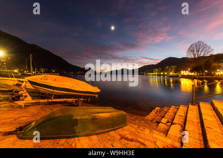 Omegna lungolago al tramonto, Lago d'Orta, Provincia di Verbania, Piemonte, Italia Foto Stock