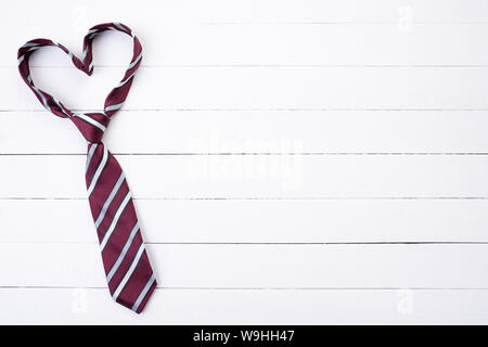 Felice giorno padri concetto. Vista superiore della cravatta blu a forma di cuore in legno bianco sullo sfondo della tabella. Lay piatto. Foto Stock