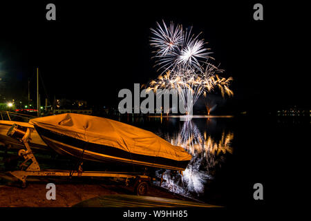 Spettacolo di fuochi d'artificio di Omegna, Lago d'Orta, Provincia di Verbania, Piemonte, Italia Foto Stock