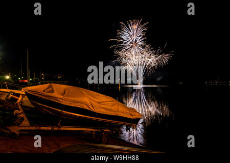 Spettacolo di fuochi d'artificio di Omegna, Lago d'Orta, Provincia di Verbania, Piemonte, Italia Foto Stock