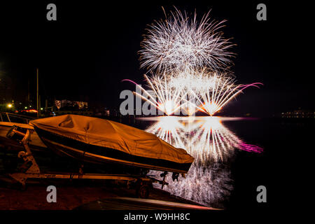 Spettacolo di fuochi d'artificio di Omegna, Lago d'Orta, Provincia di Verbania, Piemonte, Italia Foto Stock