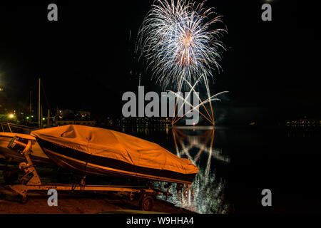 Spettacolo di fuochi d'artificio di Omegna, Lago d'Orta, Provincia di Verbania, Piemonte, Italia Foto Stock