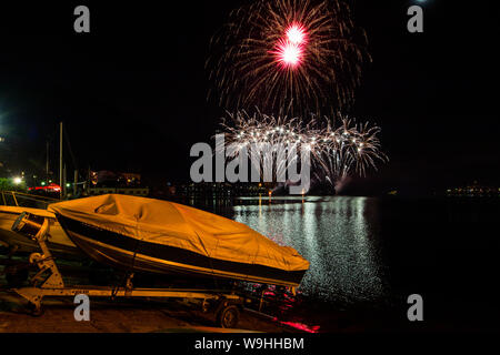 Spettacolo di fuochi d'artificio di Omegna, Lago d'Orta, Provincia di Verbania, Piemonte, Italia Foto Stock