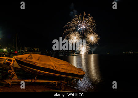 Spettacolo di fuochi d'artificio di Omegna, Lago d'Orta, Provincia di Verbania, Piemonte, Italia Foto Stock