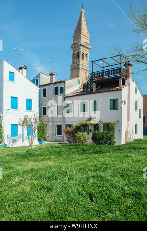 Alloggiamento in Burano con il campanile di San Martino Vescovo, Venezia Foto Stock