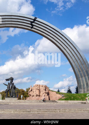 KIEV, UCRAINA-luglio 23, 2019: persone di amicizia Arch monumento con il dipinto di crack che designa l'annessione della Crimea da parte della Russia e della guerra in Donbas Foto Stock