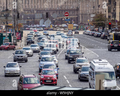 KIEV, UCRAINA-luglio 23, 2019: il traffico pesante a Khreshchatyk Street -- strada principale di Kiev Foto Stock