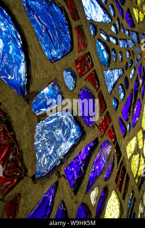 Mosaico di vetro da diversi pezzi con luci colorate. Foto Stock