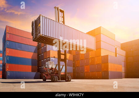 Logistic contenitore di carico nel cantiere di spedizione con il contenitore di carico pila in background. Foto Stock