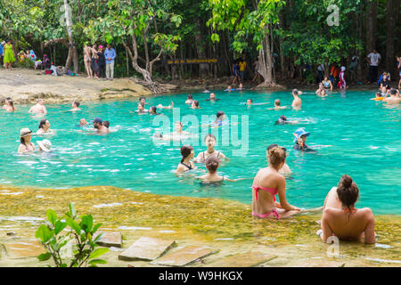 Il turista a godere di una vacanza in estate al naturale piscina smeraldo a Krabi, Thailandia. Il 19 febbraio 2017. Foto Stock