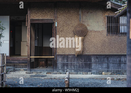 Vecchio vintage stile tradizionale casa giapponese porta anteriore nella campagna di Kyoto in Giappone Foto Stock