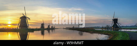 Rotterdam Paesi Bassi, sunrise panorama paesaggio del mulino a vento olandese a Kinderdijk Village Foto Stock