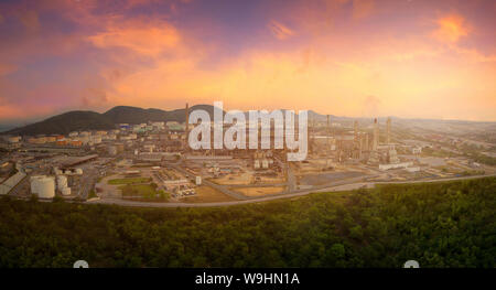 Ariel vista panorama di petrolio e di gas per impianti di raffineria di petrolio o industria petrolchimica produzione con sunrise ambiente sky Foto Stock