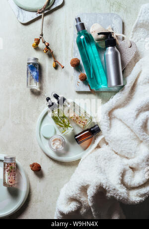 Il concetto di bellezza per il viso con prodotti cosmetici, varie spa e prodotti threatment. Concetto di Spa spa, sfondo, vista dall'alto, con uno spazio per un testo.Ski Foto Stock