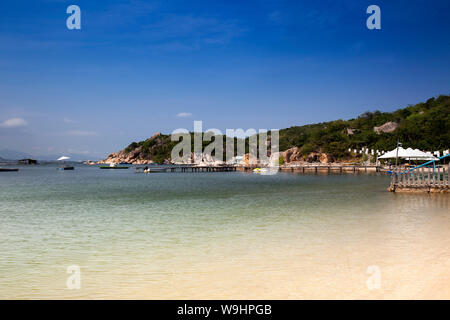 La spiaggia e il resort di Sao Bien nella baia di Cam Ranh,sul mare del sud della Cina, Ninh Thuan, Vietnam, Asia, 30074599 Foto Stock