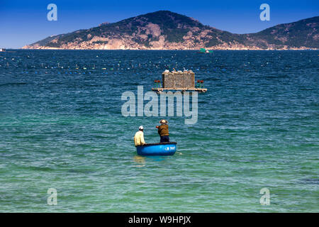 Pescatore vietnamita nel suo canestro galleggiante, Vinh Hy, Vietnam Asia , 30074668 Foto Stock