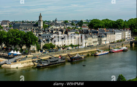 Vista sul fiume Maine da bastioni del Château d'Angers, Angers, Maine-et-Loire Department, Pays de la Loire, Francia Foto Stock