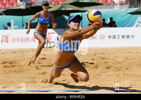 Taiyuan cinese nella provincia di Shanxi. 14 Ago, 2019. Ge Yuqian (R) dello Xinjiang Uygur Regione Autonoma delegazione salva la sfera durante il femminile di beach volley quarterfinal tra Kadeliye Halaiti/Ge Yuqian dello Xinjiang Uygur Regione autonoma di delega e Ng Wing Kit LAAM/Wong Man Ching di Hong Kong Regione amministrativa speciale Delegazione al 2° Giochi della Gioventù della Repubblica popolare di Cina a Taiyuan, nel nord della Cina di nella provincia di Shanxi, 14 agosto 2019. Credito: Ju Huanzong/Xinhua/Alamy Live News Foto Stock