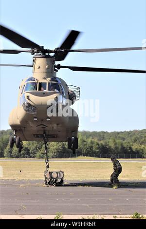 Un equipaggio con il 7° Battaglione, 158Reggimento di aviazione del nuovo secolo, Kansas, opera un CH-47 Chinook durante sling-formazione di carico 1 Agosto, 2019, per la 89B la fornitura di munizioni in corso Sparta-Fort McCoy Aeroporto a Fort McCoy, Wis. la fornitura di munizioni corso insegnato dal XIII Battaglione, centesimo reggimento a Fort McCoy, è del tipo a quattro settimane di corso che fornisce corsi di formazione per i soldati che sono riclassificazione al 89B militare specialità professionali. L'imbracatura-carico la formazione è uno degli ultimi grandi eventi di formazione durante il corso. Un carico di imbracatura è utilizzato per il trasporto di munizioni per le postazioni remote o Foto Stock