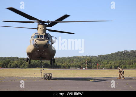 Un equipaggio con il 7° Battaglione, 158Reggimento di aviazione del nuovo secolo, Kansas, opera un CH-47 Chinook durante sling-formazione di carico 1 Agosto, 2019, per la 89B la fornitura di munizioni in corso Sparta-Fort McCoy Aeroporto a Fort McCoy, Wis. la fornitura di munizioni corso insegnato dal XIII Battaglione, centesimo reggimento a Fort McCoy, è del tipo a quattro settimane di corso che fornisce corsi di formazione per i soldati che sono riclassificazione al 89B militare specialità professionali. L'imbracatura-carico la formazione è uno degli ultimi grandi eventi di formazione durante il corso. Un carico di imbracatura è utilizzato per il trasporto di munizioni per le postazioni remote o Foto Stock