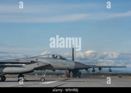 Stati Uniti Avieri dal XV Special Operations Squadron, Campo Hurlburt Fla., condotta hot-pit il rifornimento di carburante da un MC-130H Combat Talon II con un 67th Fighter Squadron F-15C Eagle, da Kadena Air Base, Giappone, durante la bandiera rossa-Alaska 19-3 a Fort Greely, Alaska, Agosto 7, 2019. RF-un offre corsi di formazione per la manutenzione distribuita e del personale di supporto nel supporto di grande vigore distribuito le operazioni dell'aria. (U.S. Air Force foto di Tech. Sgt. Matteo B. Fredericks) Foto Stock