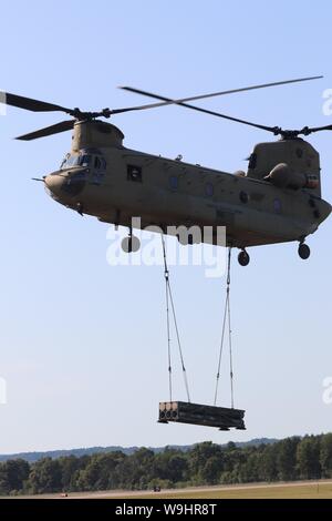 Un equipaggio con il 7° Battaglione, 158Reggimento di aviazione del nuovo secolo, Kansas, opera un CH-47 Chinook durante sling-formazione di carico 1 Agosto, 2019, per la 89B la fornitura di munizioni in corso Sparta-Fort McCoy Aeroporto a Fort McCoy, Wis. la fornitura di munizioni corso insegnato dal XIII Battaglione, centesimo reggimento a Fort McCoy, è del tipo a quattro settimane di corso che fornisce corsi di formazione per i soldati che sono riclassificazione al 89B militare specialità professionali. L'imbracatura-carico la formazione è uno degli ultimi grandi eventi di formazione durante il corso. Un carico di imbracatura è utilizzato per il trasporto di munizioni per le postazioni remote o Foto Stock