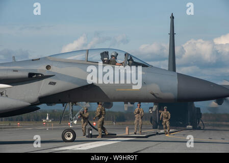 Stati Uniti Avieri dal XV Special Operations Squadron, Campo Hurlburt Fla., condotta hot-pit il rifornimento di carburante da un MC-130H Combat Talon II con un 67th Fighter Squadron F-15C Eagle, da Kadena Air Base, Giappone, durante la bandiera rossa-Alaska 19-3 a Fort Greely, Alaska, Agosto 7, 2019. RF-un offre corsi di formazione per la manutenzione distribuita e del personale di supporto nel supporto di grande vigore distribuito le operazioni dell'aria. (U.S. Air Force foto di Tech. Sgt. Matteo B. Fredericks) Foto Stock